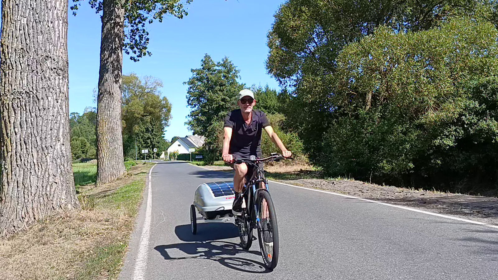 Remorque solaire CycloSun Capsule pour vélos électriques